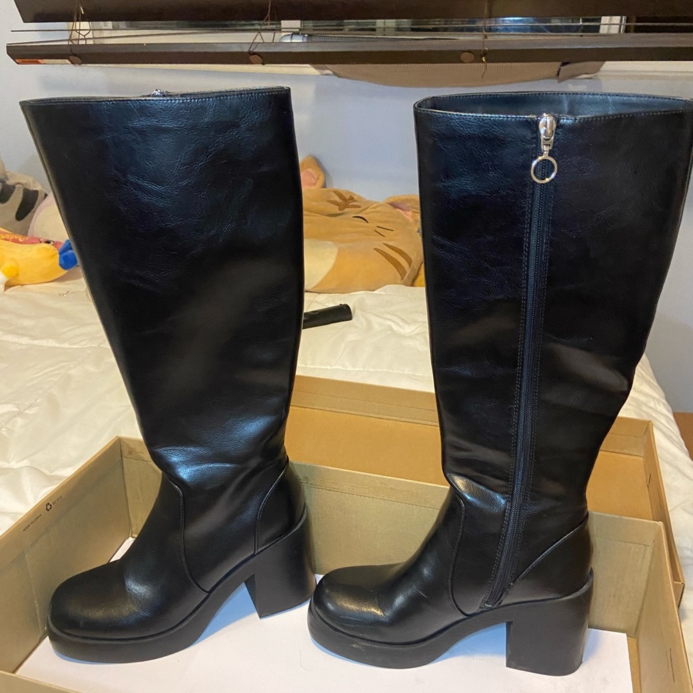 Dirty Laundry: Black 90s Style Round Toe Heeled Boot